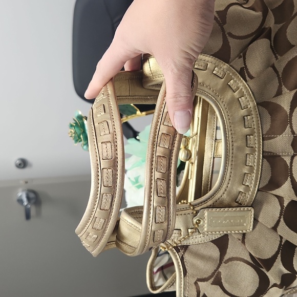 COACH LARGE 3 COMPARTMENT MONOGRAM GOLD LEATHER ACCENT WITH KISSLOCK - Picture 2 of 13